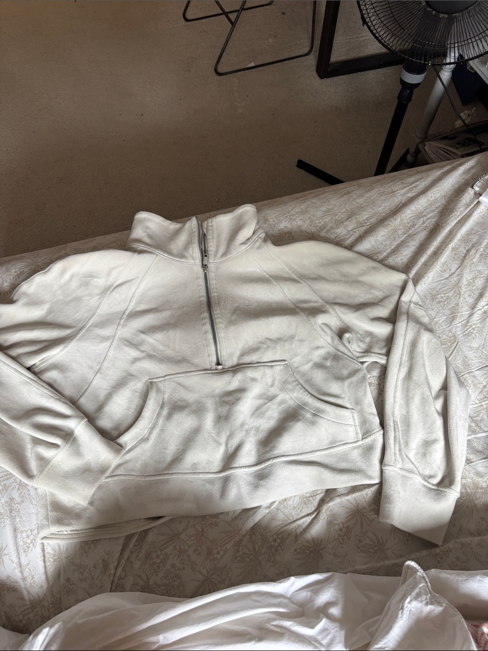 Half-Zip Pullover Sweatshirt in velvet material and Off-White